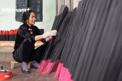 Les bâtonnets d’encens noirs du village de Choa à Bac Ninh