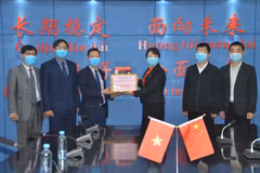COVID-19 : La ville de Mong Cai accorde une aide en matériel médical à la ville de Dongxing (Chine)
