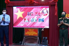 Remise à la province de Quang Binh d'un logiciel sur la vie et la carrière du général Giap