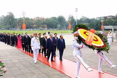 Des dirigeants rendent hommage au Président Ho Chi Minh à l’occasion de son 132e anniversaire