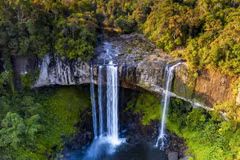 Magnifique beauté de la cascade Hang En