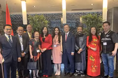 La vice-ministre des Affaires étrangères Le Thi Thu Hang (veste rouge) rencontre des communautés des Vietnamiens (Viet kieu) dans les régions de l'Est et de l'Ouest du Canada. Photo: VNA