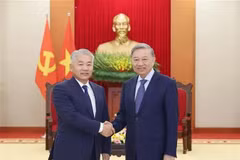 Le secrétaire général du PCV To Lam (droite) et Jadamba Enkhbayar, ministre mongol de l'Alimentation, de l'Agriculture et de l'Industrie légère. Photo: vNA