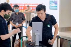 Un passager utilise sa carte d'identité à puce intégrée à l'aéroport. Photo : VietnamPlus