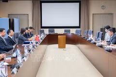 Le ministre de l'Information et des Communications Nguyen Manh Hung travaille avec le ministre d'État japonais de l'Économie, du Commerce et de l'Industrie, Kozuki Ryosuke. Photo: VNA