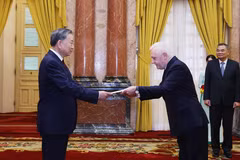 Le dirigeant To Lam (gauche) et l'ambassadeur d'Argentine, Marcos Antonio Bednarski. Photo: VNA