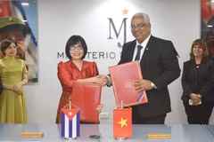 Le ministre cubain de la Justice, Oscar Manuel Silvera Martínez et la vice-ministre vietnamienne de la Justice Dang Hoang Oanh. Photo: VNA
