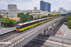 La section surélevée de la ligne ferroviaire Nhon - Gare de Hanoi a été officiellement mise en service le 8 août. Photo : VNA