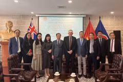 L'ambassadeur vietnamien en Australie, Pham Hung Tam, et la délégation de la Commission centrale de mobilisation des masses du Parti, prennent une photo de souvenir avec Kim Sampson, président de l'Association d'amitié Australie-Vietnam. Photo: VNA