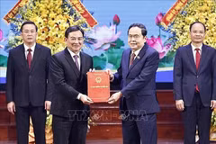 Le président de l'Assemblée nationale, Tran Thanh Man (deuxième à partir de la droite), remet la résolution n° 1191/NQ-UBTVQH du Comité permanent de l'Assemblée nationale aux dirigeants de Bac Giang. (Photo : VNA