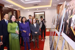 La vice-présidente Vo Thi Anh Xuan et la vice-présidente permanente du Venezuela, Delcy Rodríguez Gómez, visitent une exposition de photos sur les relations Vietnam-Vénézuela, organisée par l'Agence vietnamienne d'information. Photo : VNA