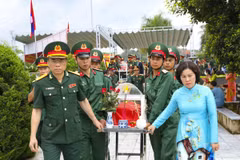 Cérémonie d’inhumation des restes de 12 soldats volontaires vietnamiens tombés au Laos au cimetière de Tông Khao. Photo: VNA