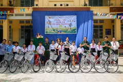 Des vétérans de l'Agence vietnamienne d'information apportent de la joie à des élèves de la zone frontalière de Tay Ninh