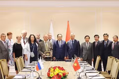 Le dirigeant Tran Thanh Man et des représentants d'associations d'amitié et d'anciens combattants. Photo: VNA