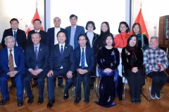 Le vice-Premier ministre Tran Hong Ha (3e de gauche à droite) et des représentants de la communauté vietnamienne au Danemark dans le cadre de sa visite de travail dans ce pays européen. Photo: VNA