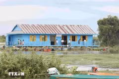 Les salles de classe flottantes sur le lac Tonle Sap. Photo: VNA
