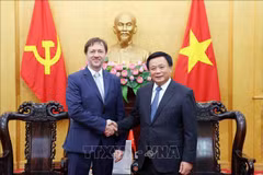 Nguyen Xuan Thang, membre du Bureau politique, directeur de l'Académie nationale de politique Ho Chi Minh, président du Conseil théorique central (droite), et l'ambassadeur de Hongrie au Vietnam Baloghdi Tibor. Photo: VNA