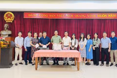 L'ambassade du Vietnam a reçu plus de 33 millions de dôngs (près de 1.350 dollars). Photo: VNA