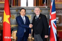 L'ambassadeur du Vietnam au Royaume-Uni, Do Minh Hung (gauche), et le président de la Chambre des communes du Royaume-Uni, Lindsay Hoyle. Photo: VNA