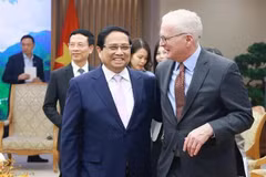Le Premier ministre Pham Minh Chinh et le président de l'Association américaine de l'industrie des semi-conducteurs (SIA), John Neuffer. Photo: VNA
