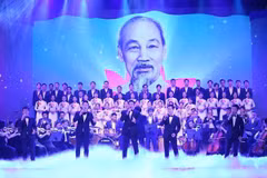 Le PM Pham Minh Chinh au spectacle «Foi et aspiration »