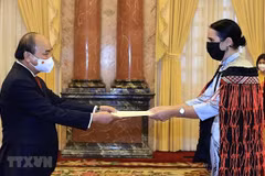 Le président Nguyên Xuân Phuc reçoit les ambassadeurs de quatre pays