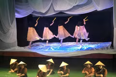 Découvrir la culture vietnamienne à travers le spectacle "Trăng"