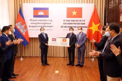 COVID-19 : Le gouvernement vietnamien offre des équipements médicaux au Cambodge