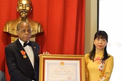 Remise de l’Ordre de l’Amitié à l’ambassadeur du Mozambique au Brésil