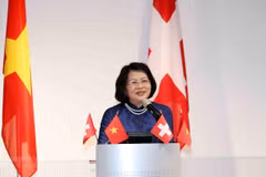 La vice-présidente Dang Thi Ngoc Thinh rencontre des Vietnamiens en Suisse
