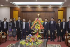 Une délégation laotienne adresse ses vœux de Nouvel An lunaire à Hoa Binh