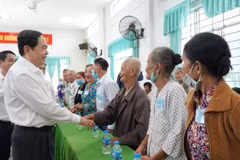 Têt: Des dirigeants vietnamiens offrent des cadeaux aux plus démunis