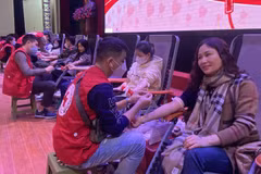 Plus de 1.000 bénévoles participent au 15e programme "Dimanche rouge" à Thanh Hoa