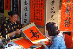 Demander une calligraphie à l'occasion du Têt, une coutume des Vietnamiens