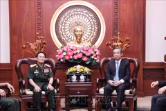 Le secrétaire adjoint du Comité du Parti de Ho Chi Minh-Ville, Nguyen Phuoc Loc (droite) reçoit le général de brigade Phalom Linthong, président de l’Association des anciens combattants de Vientiane. Photo: VNA