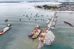 Construction du remblai de protection contre le sable dans le cadre du projet du port de pêche de Cua Nhuong. Photo: VNA