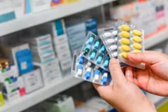 La surveillance et la gestion des établissements et des activités de vente au détail des médicaments sont de plus en plus strictes. Photo: Internet