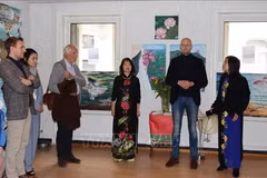 La peintre Kim Doan (au milieu) au vernissage de son exposition à Bruxelles. Photo: VNA