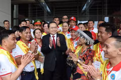 Le président de l’Assemblée nationale, Tran Thanh Man rencontre des donneurs de sang volontaires exemplaires. Photo: VNA