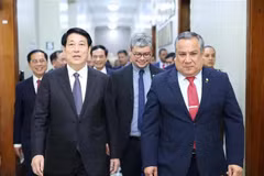 Le président vietnamien Luong Cuong (gauche) et le président du Conseil des ministres du Pérou, Gustavo Adriazén. Photo: VNA