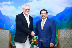 Le Premier ministre Pham Minh Chinh (droite) reçoit le PDG du groupe Ericsson. Photo: VNA