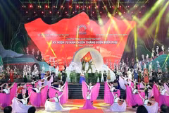 Programme artistique spécial « Diên Biên Phu – jalon d'or de l'histoire vietnamienne » à Diên Biên. Photo: VNA