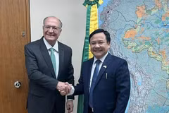 Le vice-président brésilien Geraldo Alckmin et l’ambassadeur vietnamien Bui Van Nghi (droite). Photo: VNA