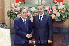 Le président To Lam (droite) et l'envoyé spécial du Premier ministre japonais, également ancien Premier ministre japonais, Suga Yoshihide. Photo: VNA