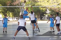 Compétition amicale de volley-ball des étudiants des deux académies navales du Vietnam et de l'Indonésie. Photo: VNA 