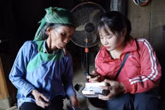 Un employé de Viettel donne des instructions sur utilisation des téléphones 4G. Photo: baolaichau.vn