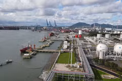Le terminal de stockage et de port de gaz naturel liquéfié (GNL) de Thi Vai (chef-lieu de Phu My) qui vient de commencer à fonctionner est considéré comme un moteur de développement économique pour la province de Bà Ria-Vung Tàu. Photo : VNA/CVN