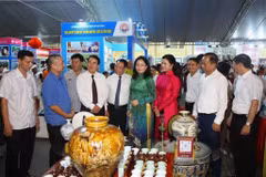 Les délégués visitent un stand présentant des produits artisanaux. Photo : VNA/CVN
