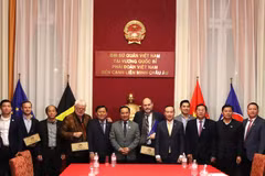 Photo de famille entre la délégation de Long An et l’Alliance Belgique-Vietnam. Photo : VNA