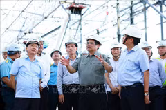 Le Premier ministre sur le chantier du terminal T3 de l'aéroport international de Tan Son Nhat à Hô Chi Minh-Ville. Photo : VNA
